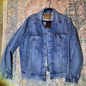 🔥🔴🔥Levi Denim Distressed Trucker Jacket NWT🔥🔴🔥